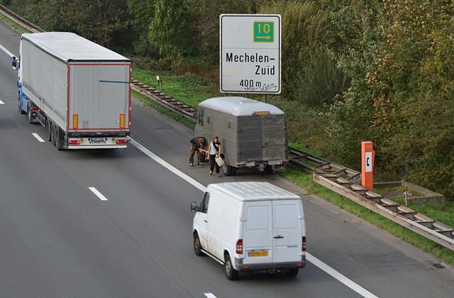 jízda stěhováků po dálnici